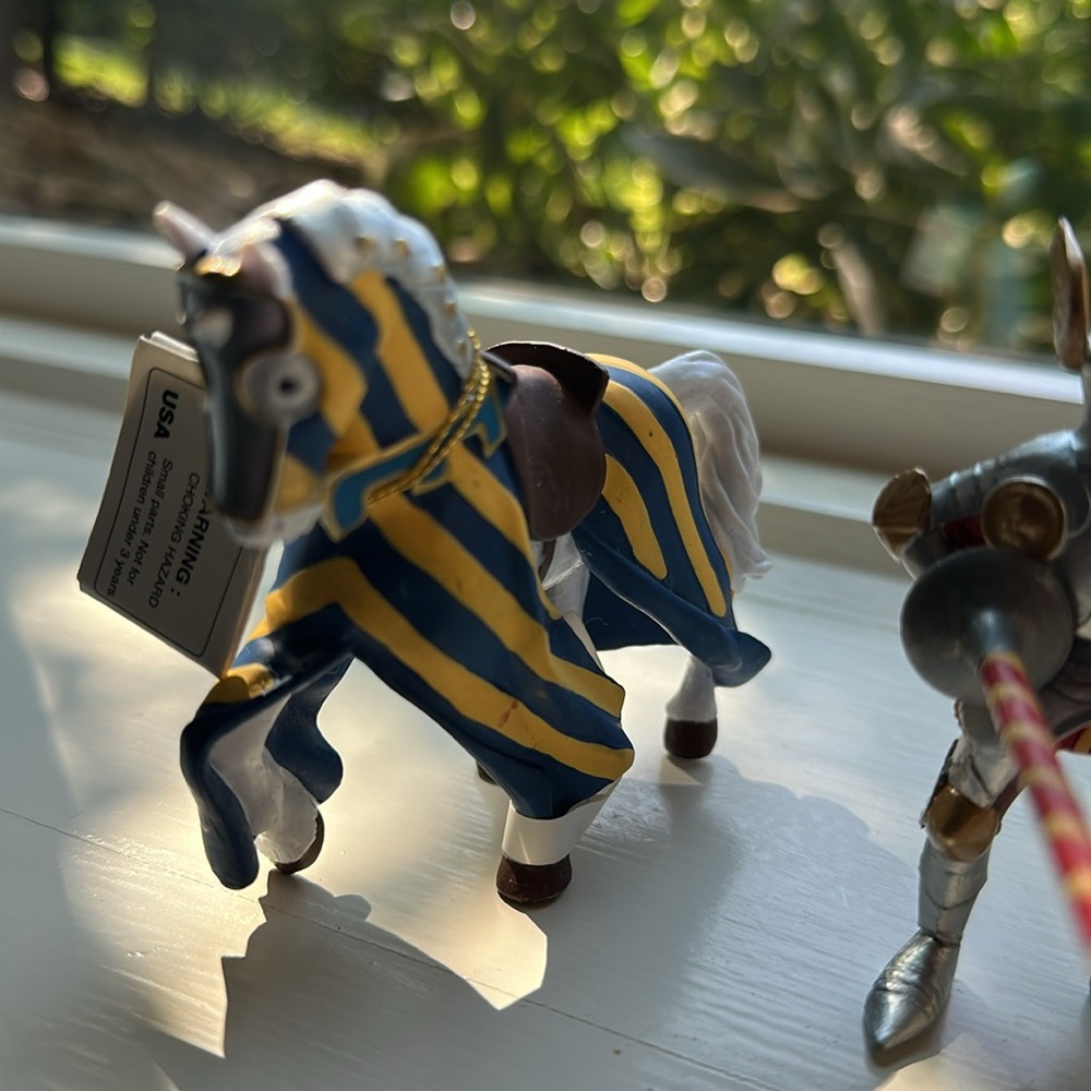 Set of 3 Papo toys -  red knight soldier, and two draped horses - Picture 5 of 7